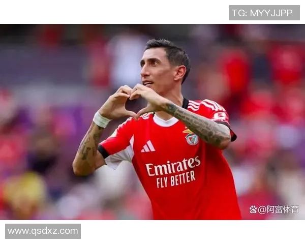 足球明星时尚休闲衬衫精选图片展示让你领略球场外的风采与魅力